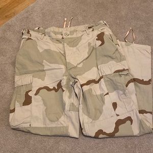 Men’s camo pants - see size in description.